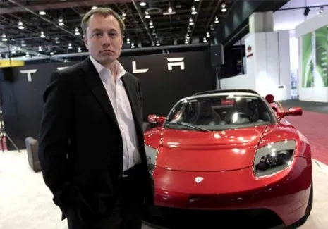 Ο Έλον Μασκ με την Tesla Roadster το 2008