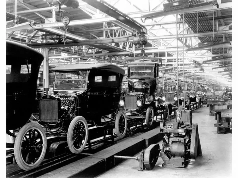 Πρώτη κινούμενη γραμμή συναρμολόγησης Ford 1913