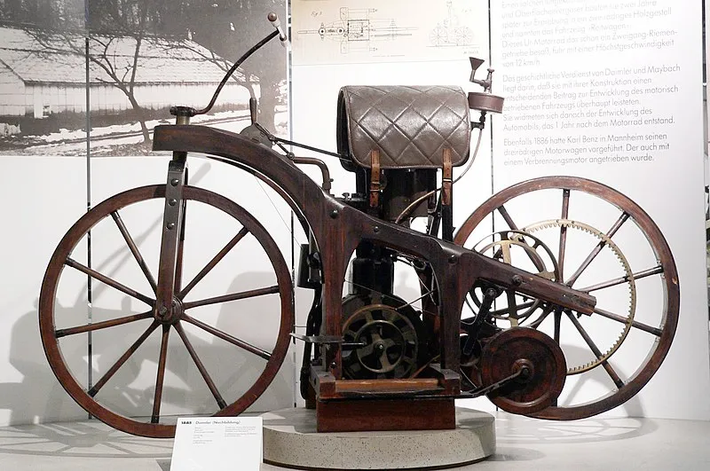 Ο Gottlieb Daimler και ο Wilhelm Maybach σχεδίασαν το Reitwagen το 1885