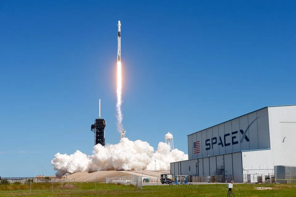 Εκτοξεύεται ο πύραυλος Falcon 9 του SpaceX με τη μονάδα Dragon
