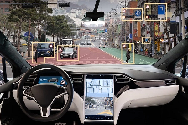 Η Tesla παρουσίασε τον Autopilot το 2014