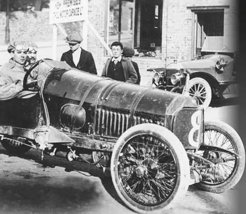Ο Walter Owen Bentley στο αυτοκίνητο του DFP, 1914